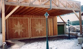 Aussenfassade aus Holz mit eingearbeiteten Sternen